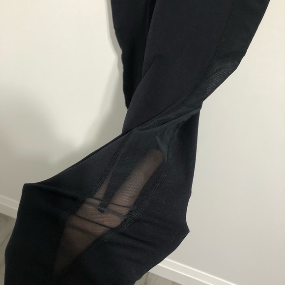 High Rise Fabletics Mesh Panel Pocket 7/8 Leggings - Picture 8 of 14